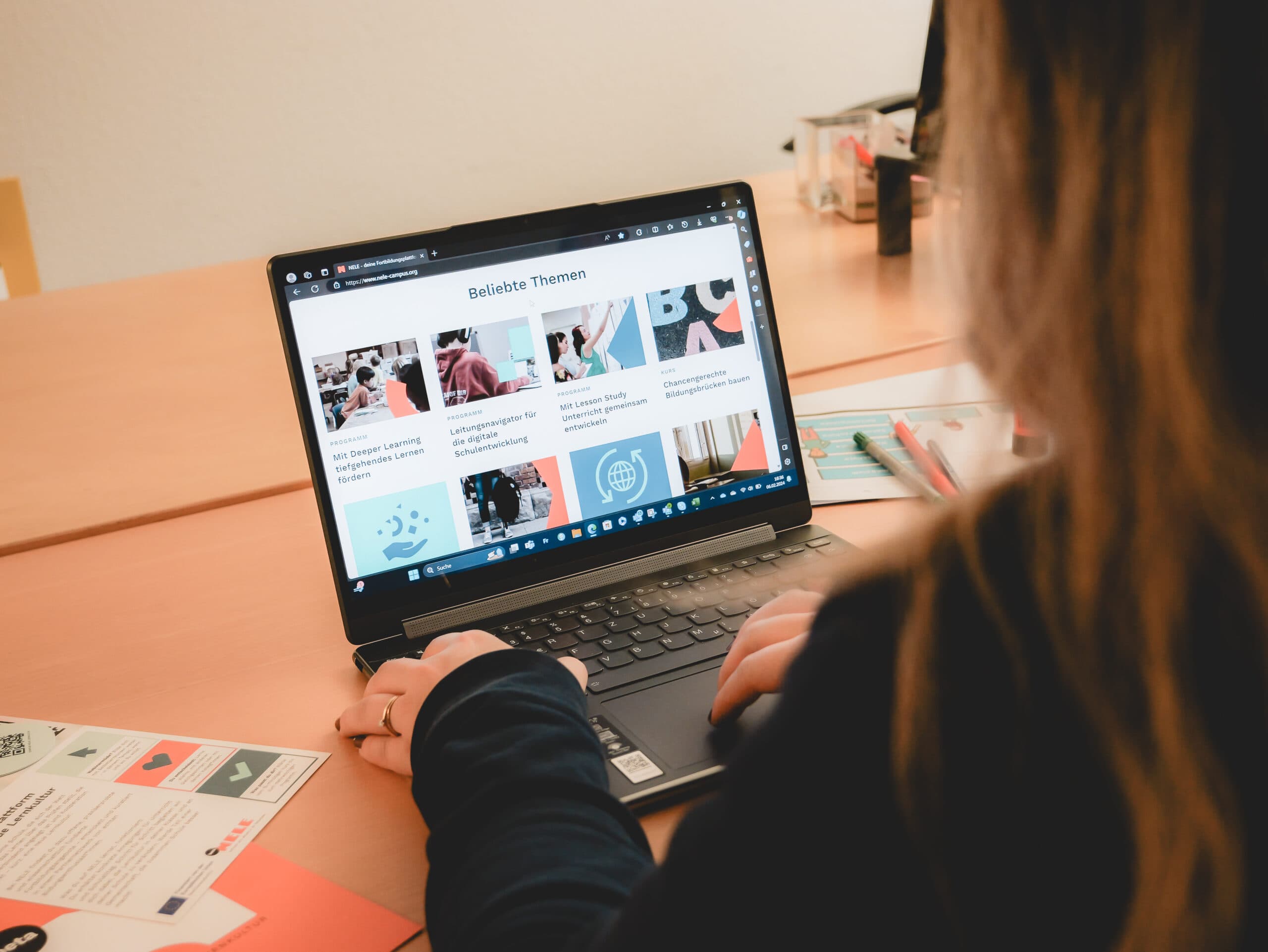 Eine Schülerin am Computer