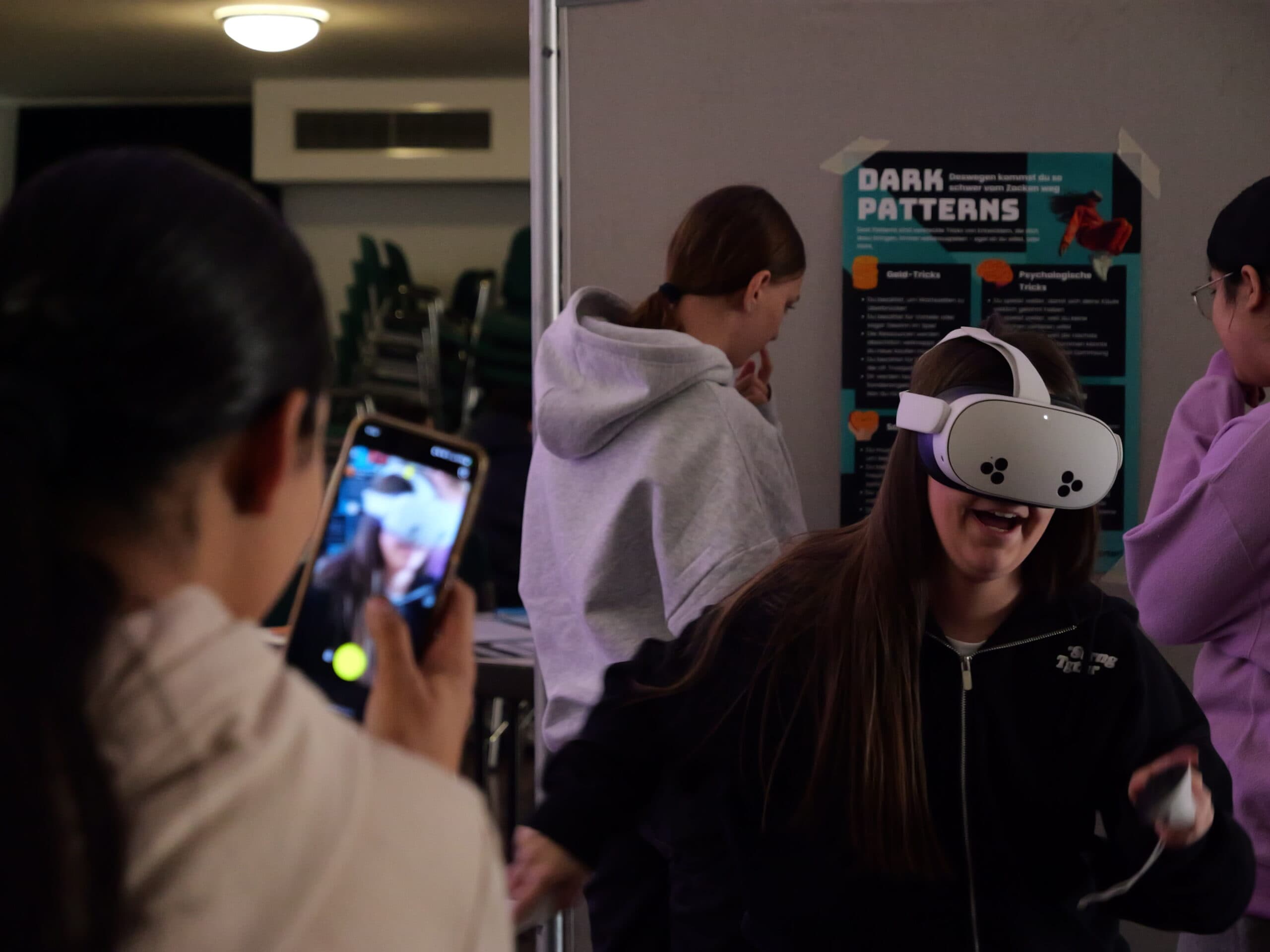 Schülerin mit VR-Brille auf hat Spaß beim Spielen.