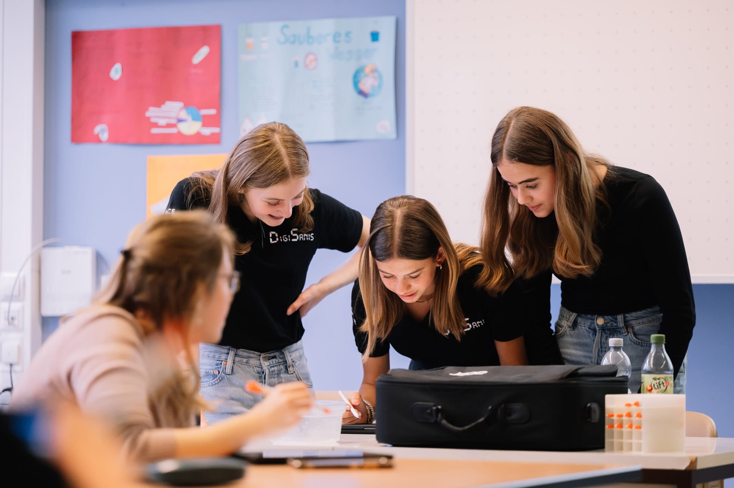 Eine Gruppe von Schülerinnen arbeitet konzentriert während eines Pacemaker-Workshops.